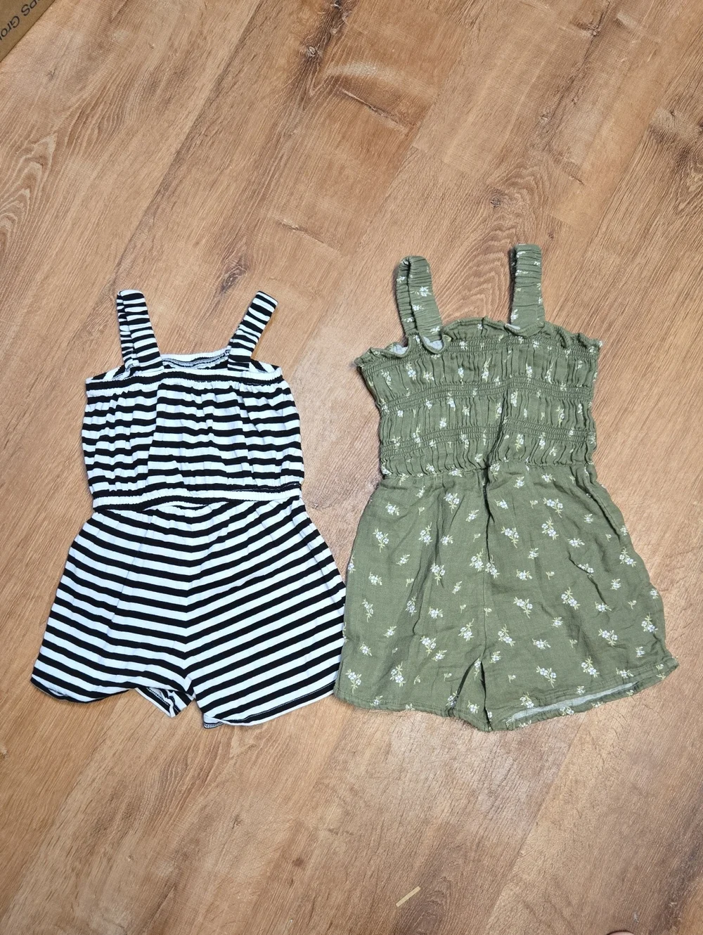 ☀️Lot Of 2 Old Navy Olive Green Floral Smocked & Black/ White Romper  3T